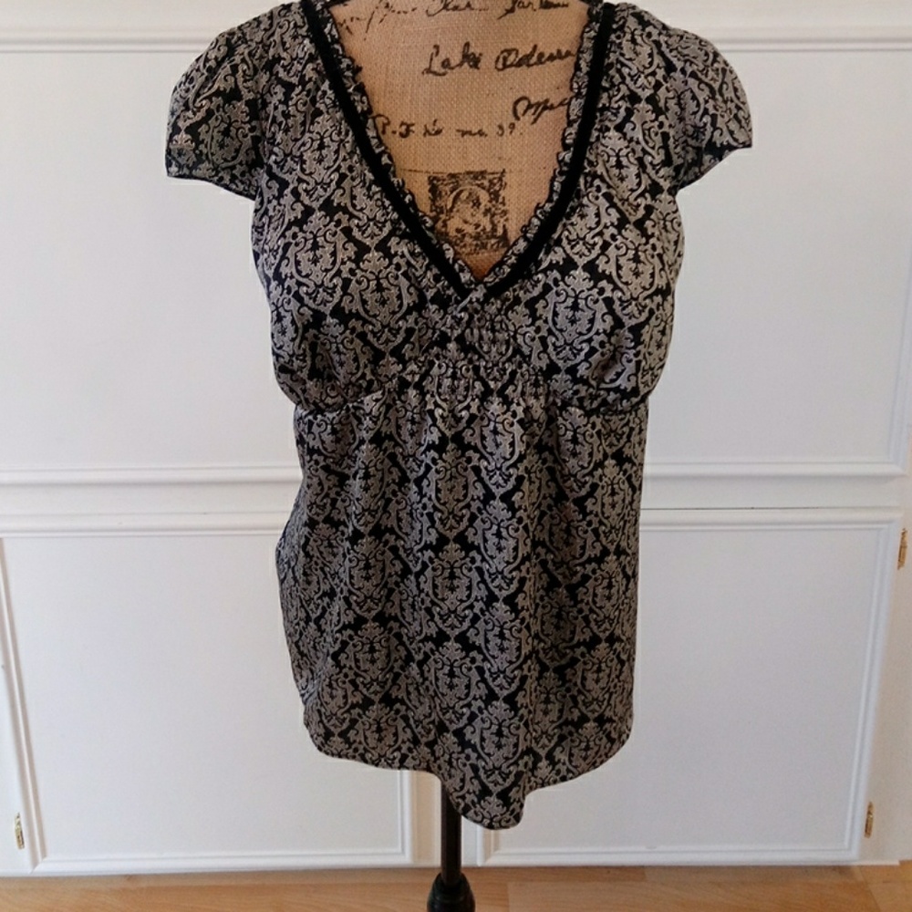 Cute black and white top